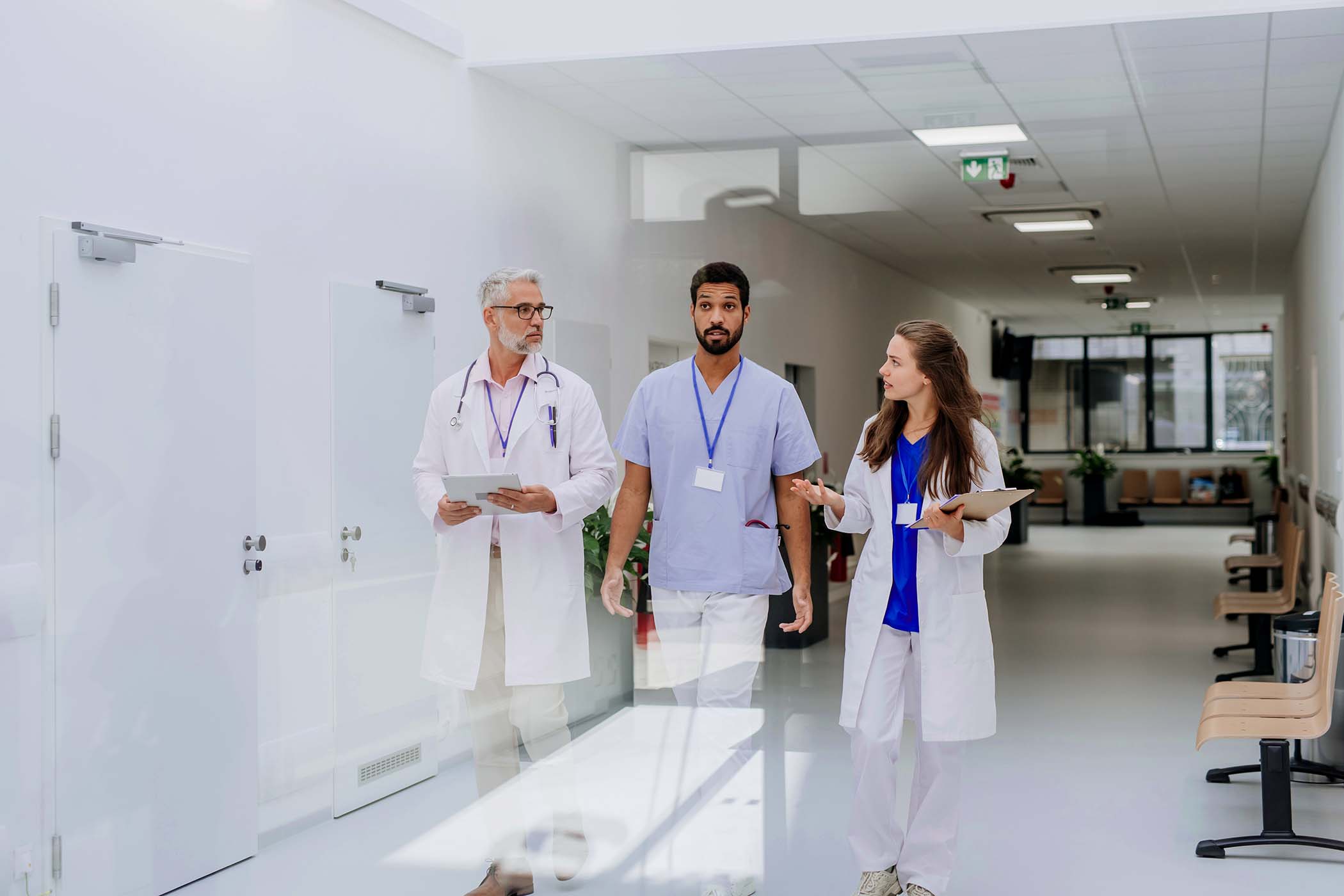 team-of-doctors-meeting-at-hospital-corridor-7E49QRN.jpg